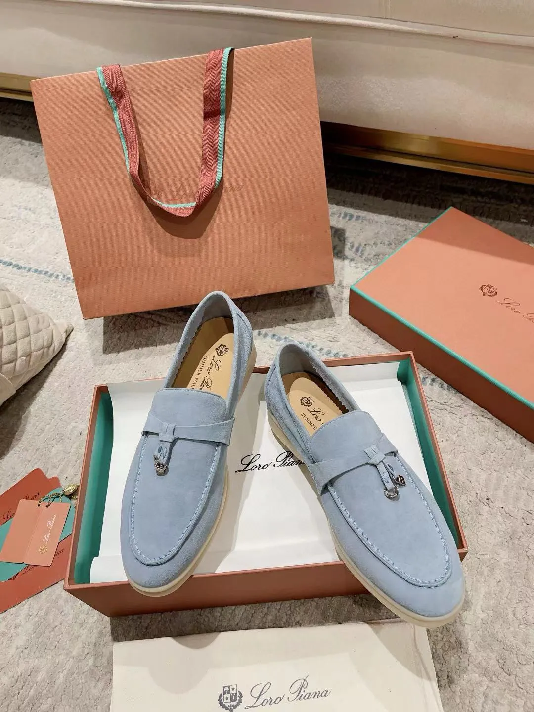 Factory price: 520💰4050 new color. Original purchase, 1⃣️: 1⃣️ folded and developed, Loro Piana professional model to try on feet, quality purchase level, flash sale of common products on the market, welcome to compare, original packaging. Fabric: Imported from Italy🐑High mercerized shearling, Lining: Hand-sewn mark thread in water-dyed cowhide imported from Italy🧵, high-end and elegant. Comfortable on the feet. Size: Women's 35-42 (41, 42) customized, non-returnable, men's 38-45 (46, 47, 48) customized, non-refundable. Fashionable boutiques that you can’t miss, a must-have item